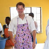 El Príncipe Harry con un mandil en Lesotho