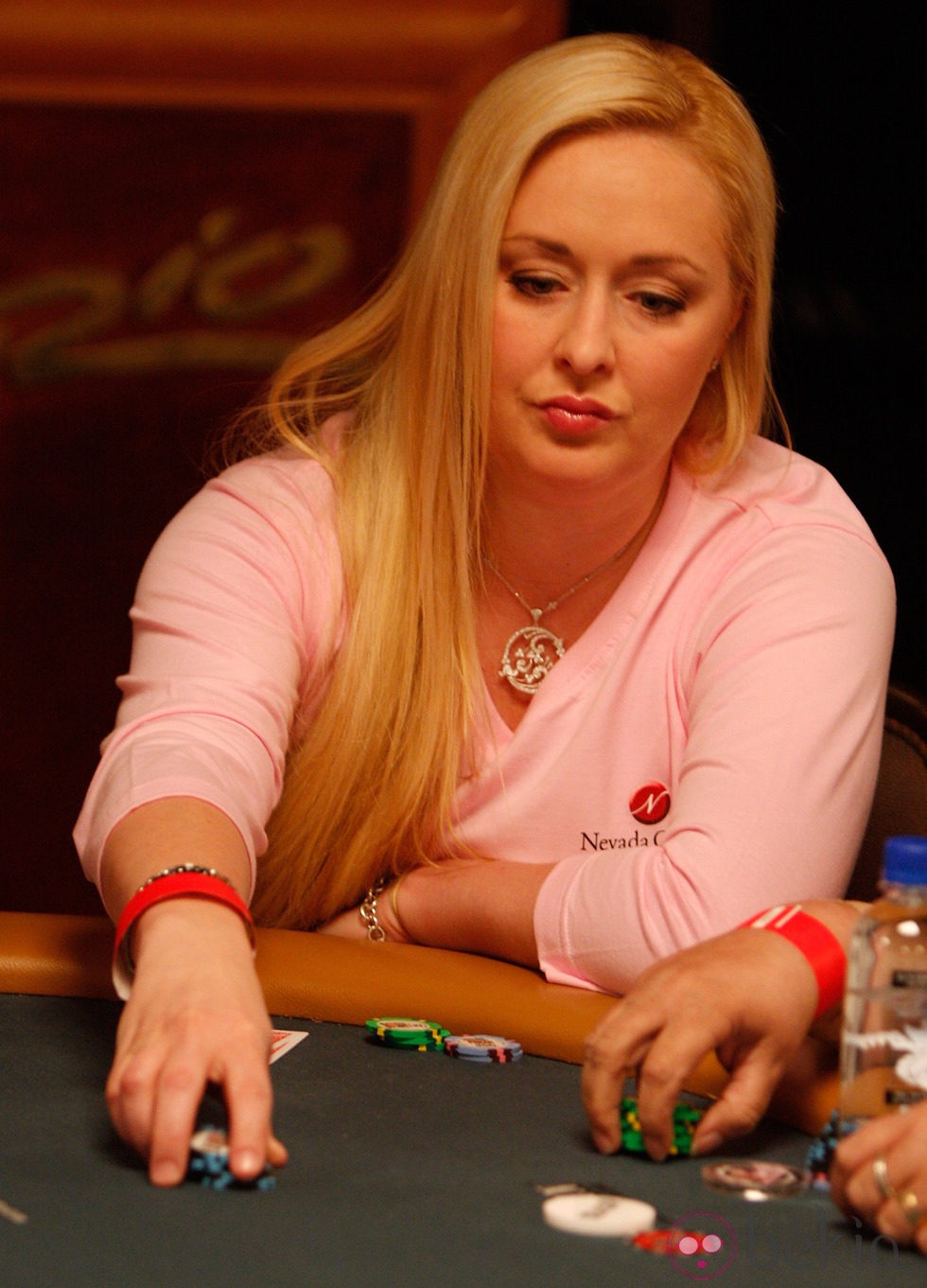 Mindy McCready jugando al poker en Las Vegas