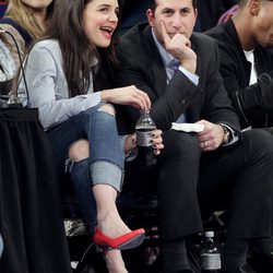 Katie Holmes con un amigo en el Madison Square Garden