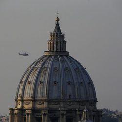 Helicóptero trasladando a Benedicto XVI desde el Vaticano hasta Castel Gandolfo