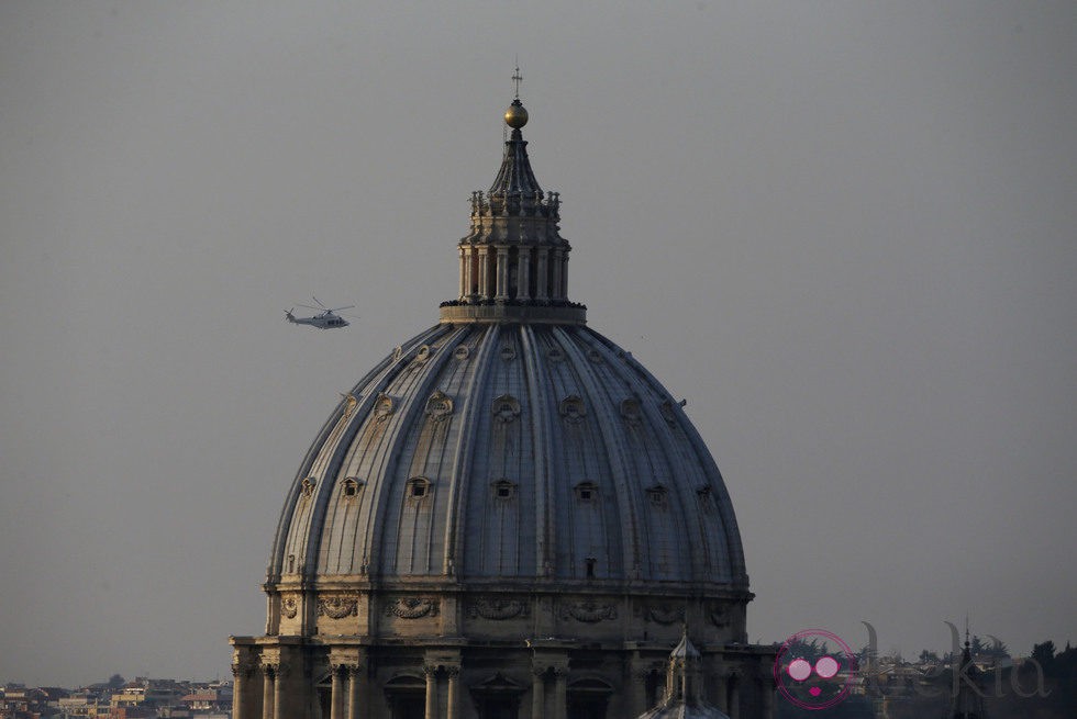 Helicóptero trasladando a Benedicto XVI desde el Vaticano hasta Castel Gandolfo