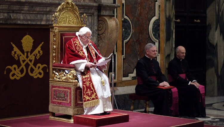 Benedicto XVI se despide de sus cardenales