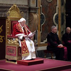 Benedicto XVI se despide de sus cardenales