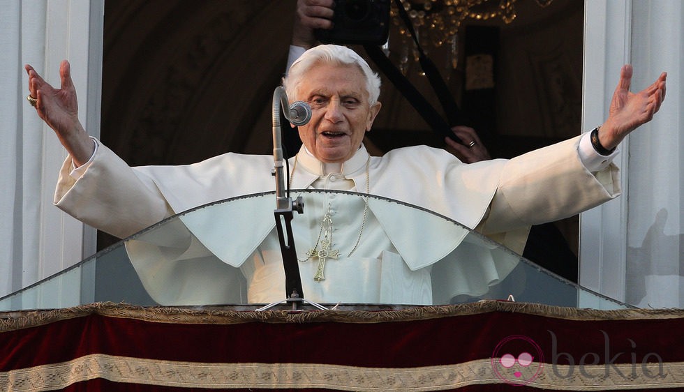 Benedicto XVI se despide desde el balcón del Palacio de Castel Gandolfo