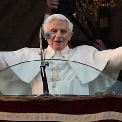Benedicto XVI se despide desde el balcón del Palacio de Castel Gandolfo