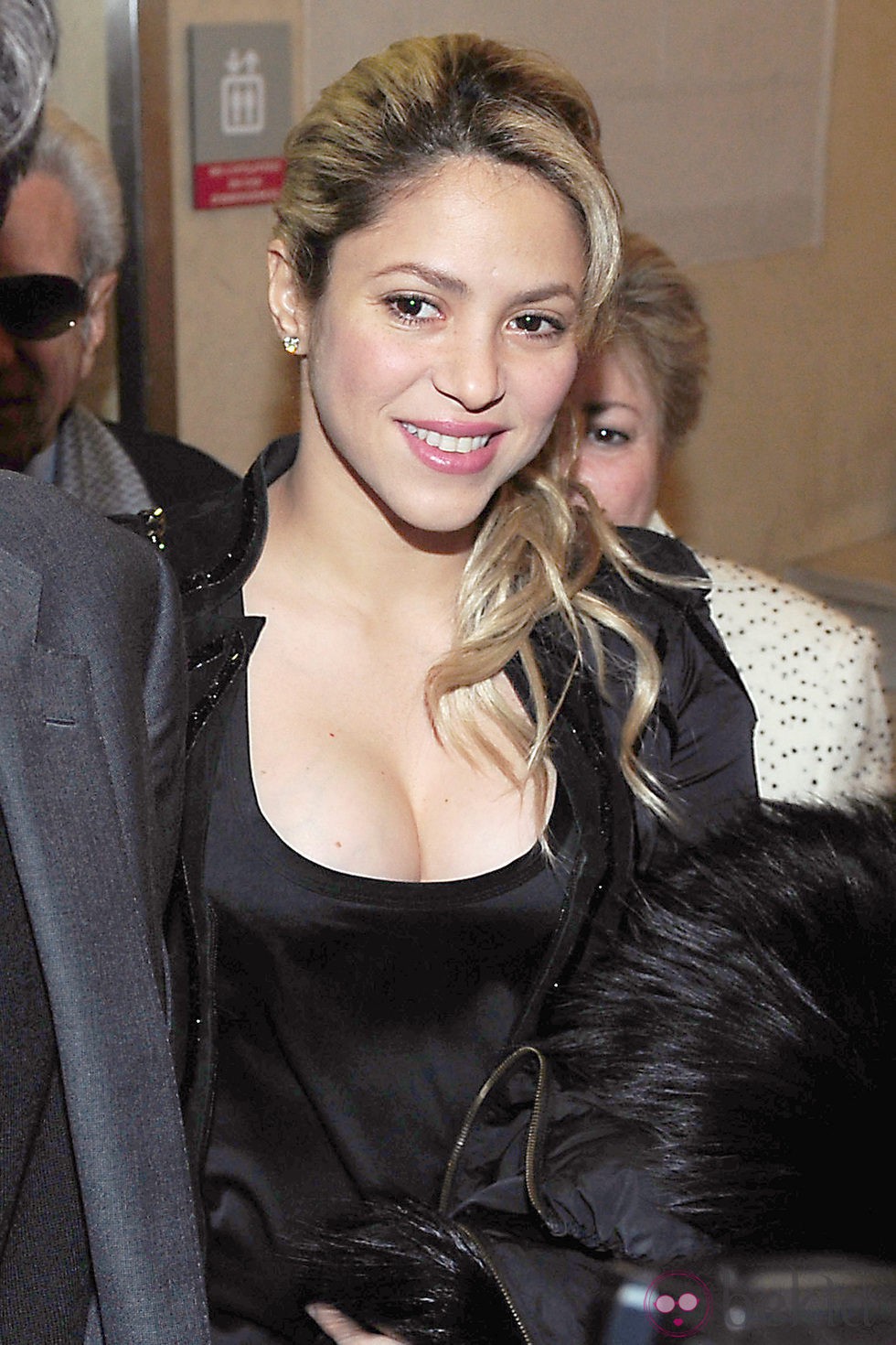 Shakira reaparece en un acto público tras ser madre de Milan