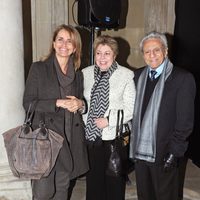 La madre de Piqué y los padres de Shakira en la inauguración de la exposición de Jaume de Laiguana