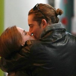 David Bisbal y Raquel Jiménez besándose en el aeropuerto de Londres
