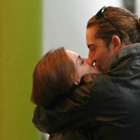 David Bisbal y Raquel Jiménez besándose en el aeropuerto de Londres