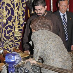 La Reina Sofía besa al Cristo de Medinaceli