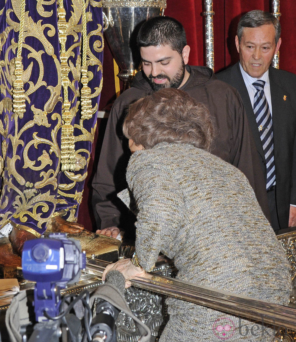 La Reina Sofía besa al Cristo de Medinaceli