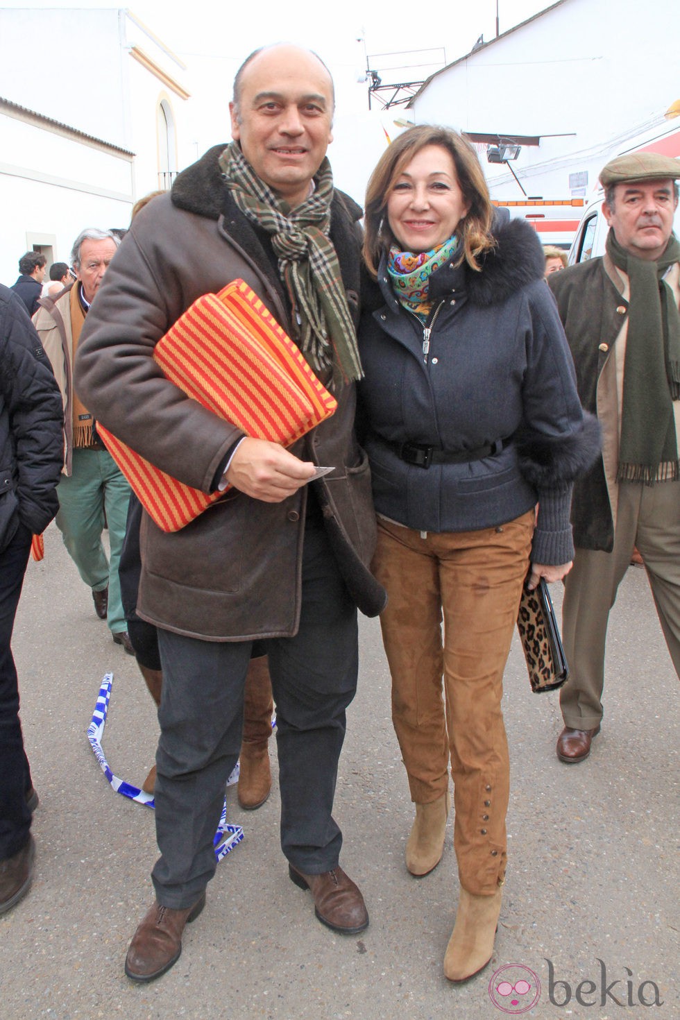 Ana Rosa Quintana y su marido Juan en la plaza de toros de Olivenza