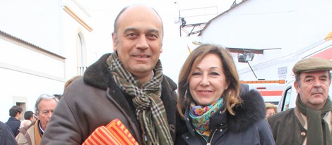 Ana Rosa Quintana y su marido Juan en la plaza de toros de Olivenza