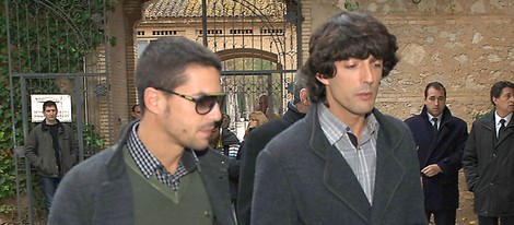 Alejandro junto a Alejo Sauras en el funeral de su padre Pepe Sancho