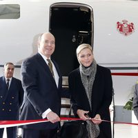 Alberto y Charlene de Mónaco en la presentación de un avión en Niza