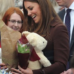 Kate Middleton con un oso de peluche que recibió como regalo en Grimsby