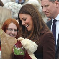 Kate Middleton con un oso de peluche que recibió como regalo en Grimsby