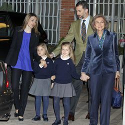 La Reina Sofía, los Príncipes Felipe y Letizia y las Infantas Leonor y Sofía en La Milagrosa