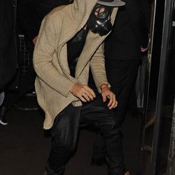 Justin Bieber con una máscara de gas en Londres