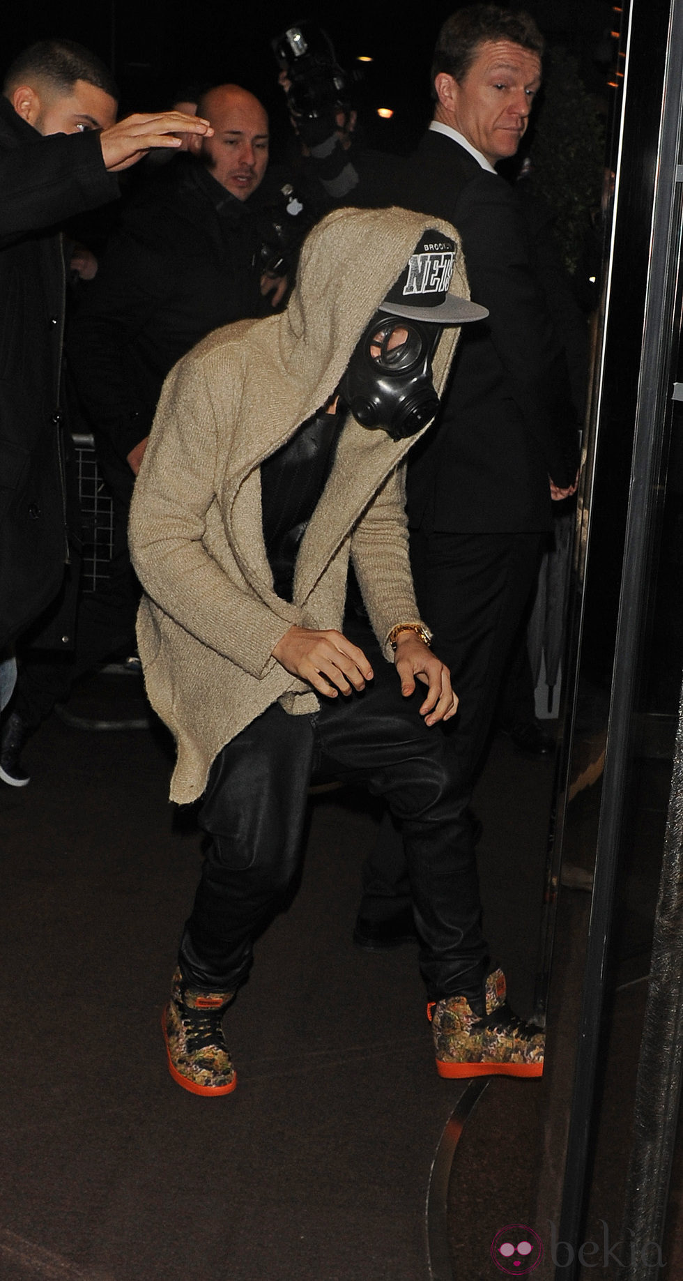 Justin Bieber con una máscara de gas en Londres