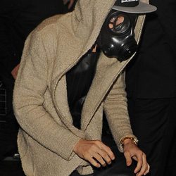 Justin Bieber sale a cenar con una máscara de gas por Londres