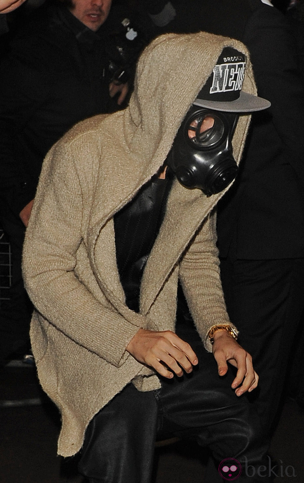 Justin Bieber sale a cenar con una máscara de gas por Londres