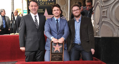 James Franco recibe su estrella en el Paseo de la Fama con Sam Raimi y Seth Rogen