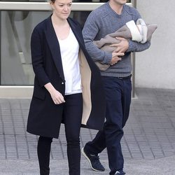 Marta Ortega y Sergio Álvarez a la salida de la clínica con su hijo Amancio