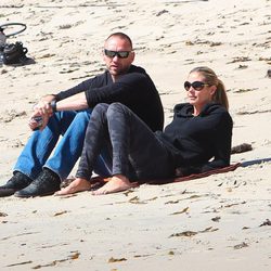 Heidi Klum y Martin Kristen en una playa de Malibú