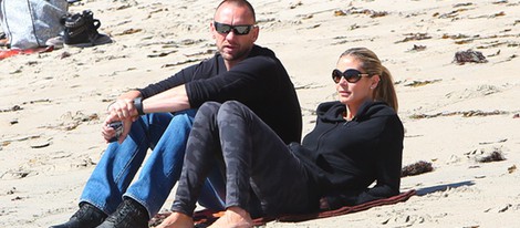Heidi Klum y Martin Kristen en una playa de Malibú