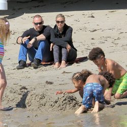 Heidi Klum con sus cuatro hijos y su novio Martin Kristen en una playa de Malibú