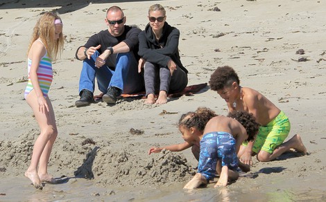 Heidi Klum con sus cuatro hijos y su novio Martin Kristen en una playa de Malibú