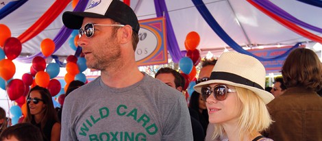Naomi Watts y su marido Liev Schreiber en la fiesta solidaria de John Varvatos en Los Ángeles