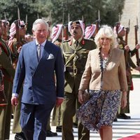 El Príncipe Carlos y Camilla Parker durante su visita oficial a Jordania
