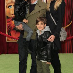 Mark-Paul Gosselaar y Catriona McGinn con sus hijos