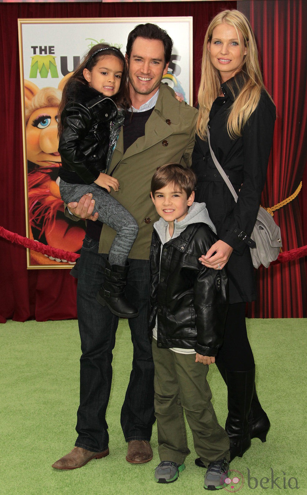 Mark-Paul Gosselaar y Catriona McGinn con sus hijos