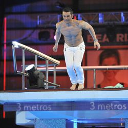 Jesús Vázquez saltando desde la plataforma de tres metros de '¡Mira quién salta!'