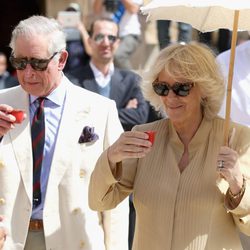 El Príncipe Carlos y la Duquesa de Cornualles toman té en Jordania
