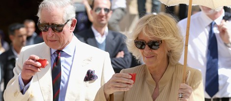 El Príncipe Carlos y la Duquesa de Cornualles toman té en Jordania