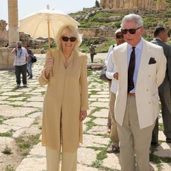 El Príncipe Carlos y Camilla Parker en las ruinas de Jerash en Jordania