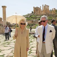 El Príncipe Carlos y Camilla Parker en las ruinas de Jerash en Jordania