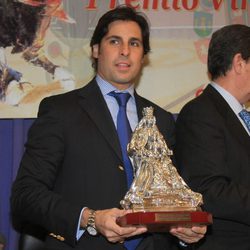 Fran Rivera posando con el Premio Virgen de los Reyes 2013