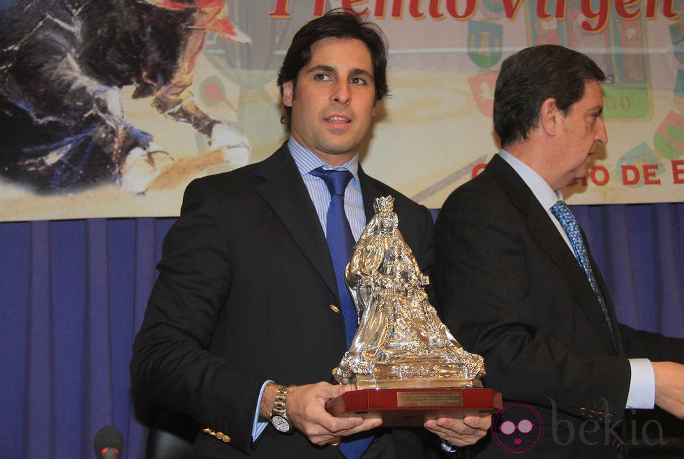 Fran Rivera posando con el Premio Virgen de los Reyes 2013