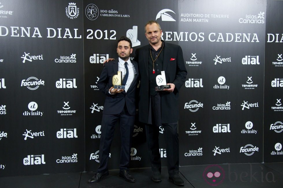 Juan Antonio Bayona y Miguel Bosé con sus premios de Cadena Dial 2012