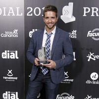 Pablo Alborán con su premio Cadena Dial 2012
