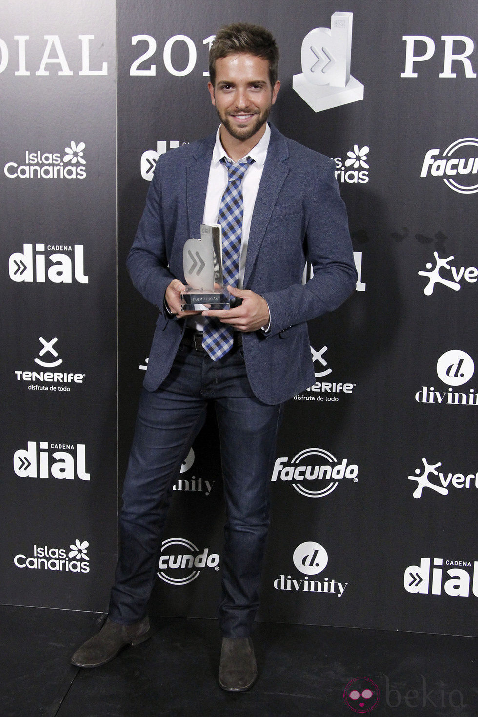 Pablo Alborán con su premio Cadena Dial 2012