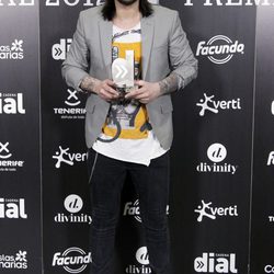 Melendi con su premio Cadena Dial 2012