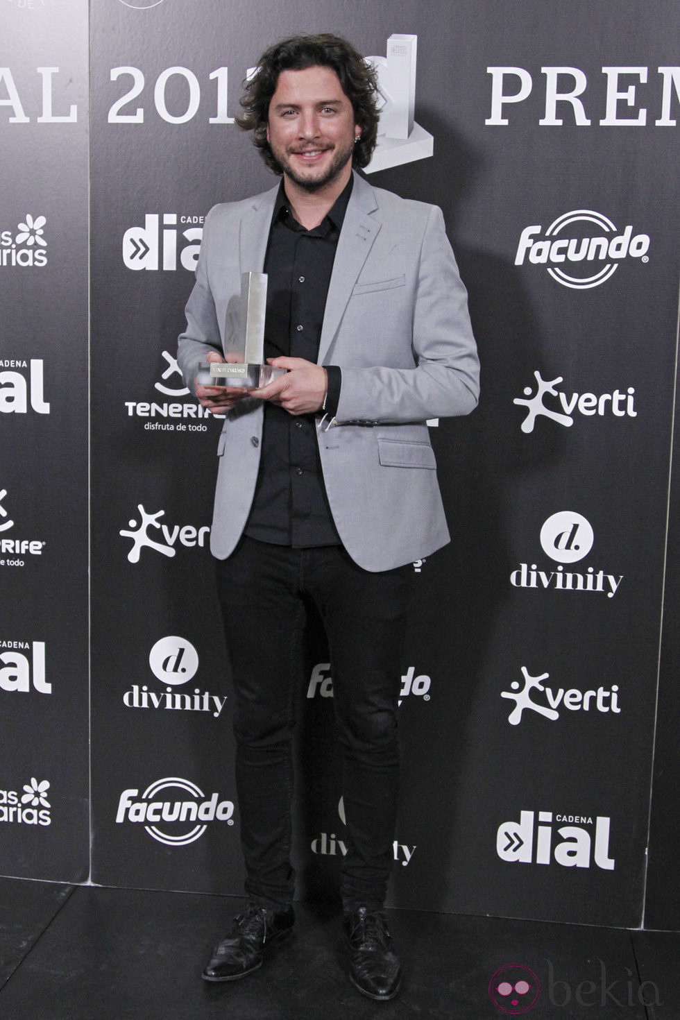 Manuel Carrasco con su premio Cadena Dial 2012