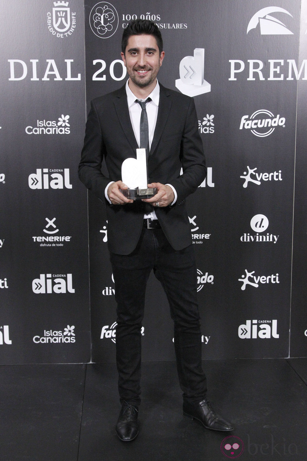 Álex Ubago con su premio Cadena Dial 2012