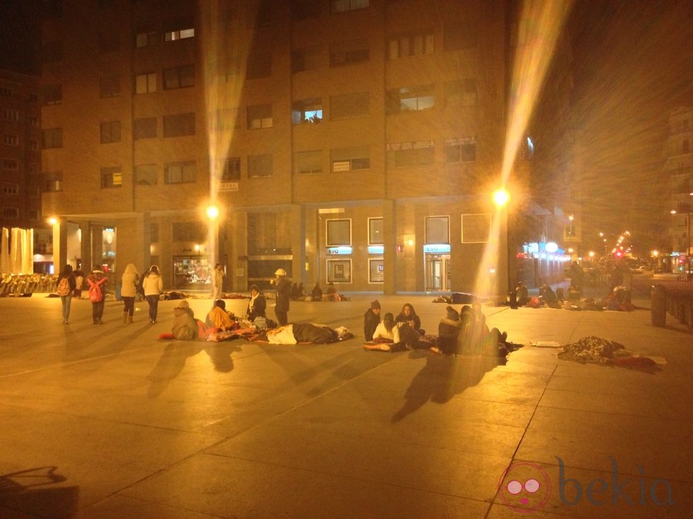 Believers esperando en el palacio de deportes